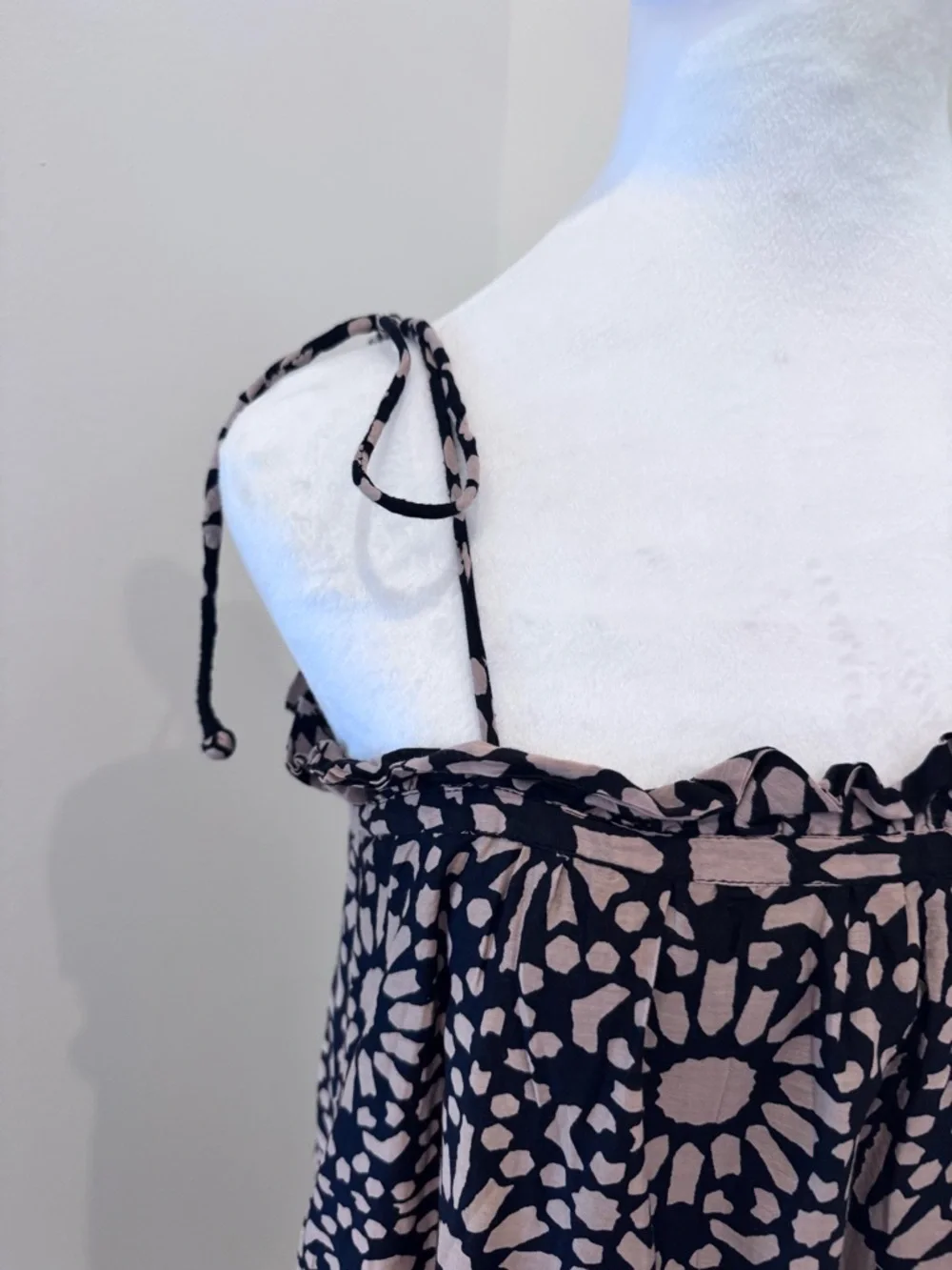 MIRTH, M, Floral Tie-Strap Midi Dress in Black and Pink - Picture 4 of 6